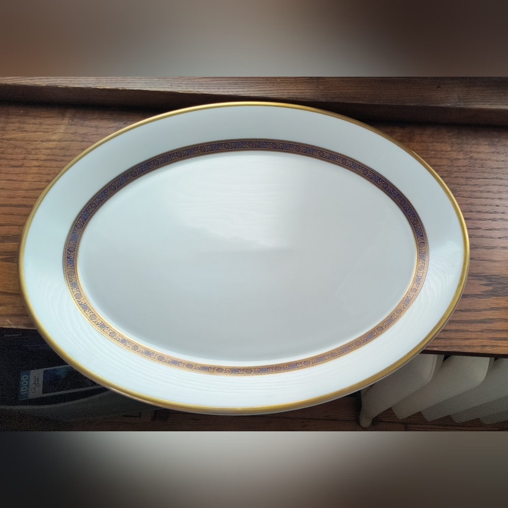 Vintage Royal Doulton Harlow Platter 16". Like New condition.